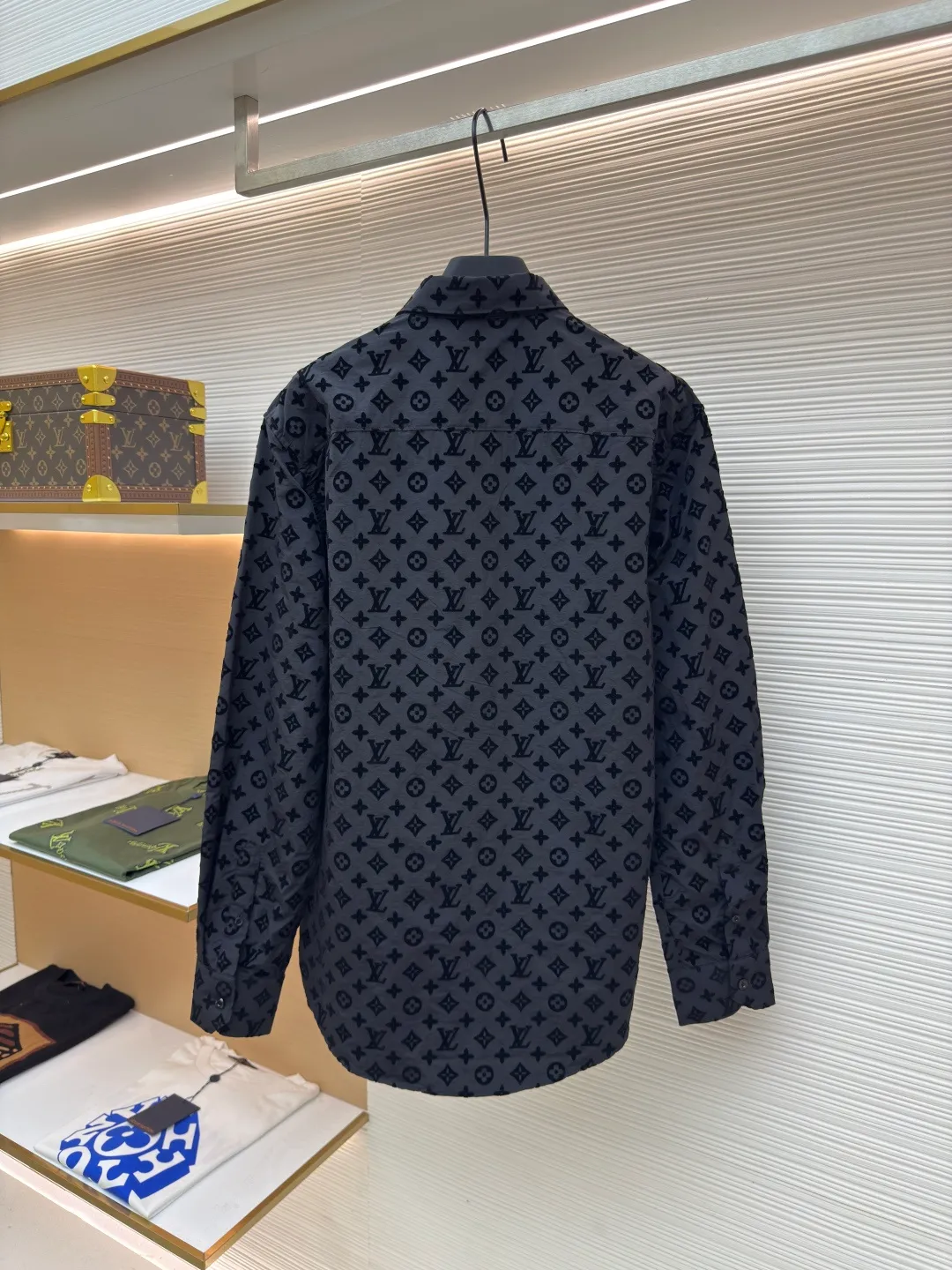 LOUIS VUITTON flocked long-sleeved shirt ●Authentic product: purchased and developed in 19984 ●Item number: 1680579-A45 ●Fabric: nylon plain fabric ●Technology: flocking production ●Version: fitted version ●Weight: about 245 grams ●Size: S-M-L-XL ●Description: The bottom of the high-count and ultra-high-density plain weave is dyed with a bluish black color to create a contrast between the bottom and the color of the pattern. The pattern is made of imported velvet to reflect the pile height and density of the original board. It is pasted with imported environmentally friendly super strong glue to ensure that the velvet will not fall off after washing. The entire piece of clothing is cut by infrared alignment to ensure that every part is in alignment. The overall wiring is straight and delicate, the fabric is comfortable and soft, and the color is consistent without color difference. It can be matched with the same style to create a fashionable look and control various occasions. Customized accessories, complete with three standards, same style for men and women!